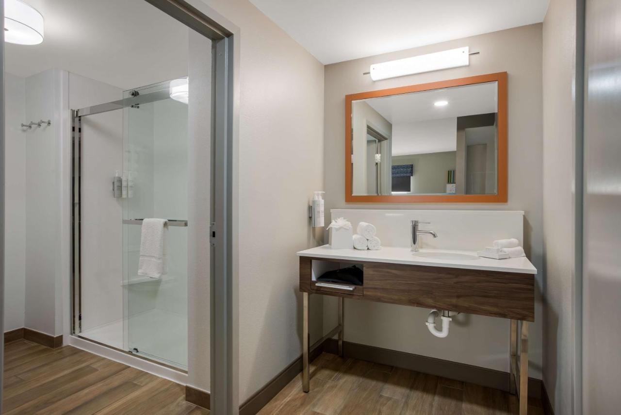 One-Bedroom King Suite - Non-Smoking at Hampton Inn Linden