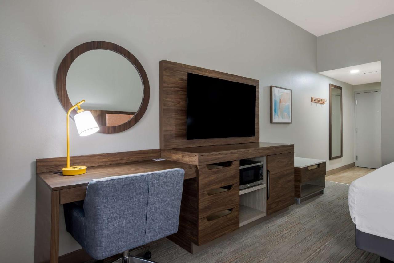 King Room - Non-Smoking at Hampton Inn Linden
