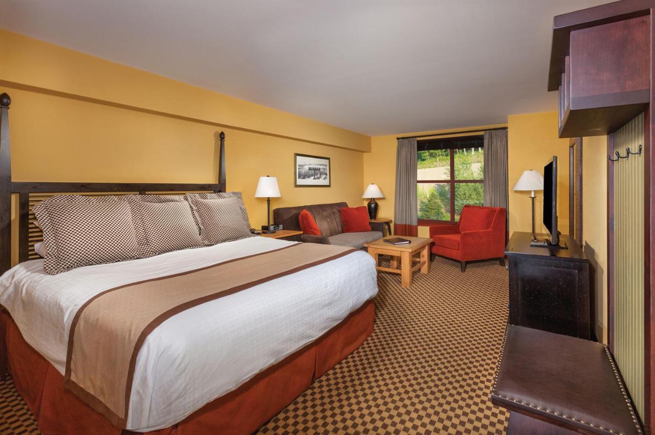 Deluxe King Room at Bear Creek Mountain Resort