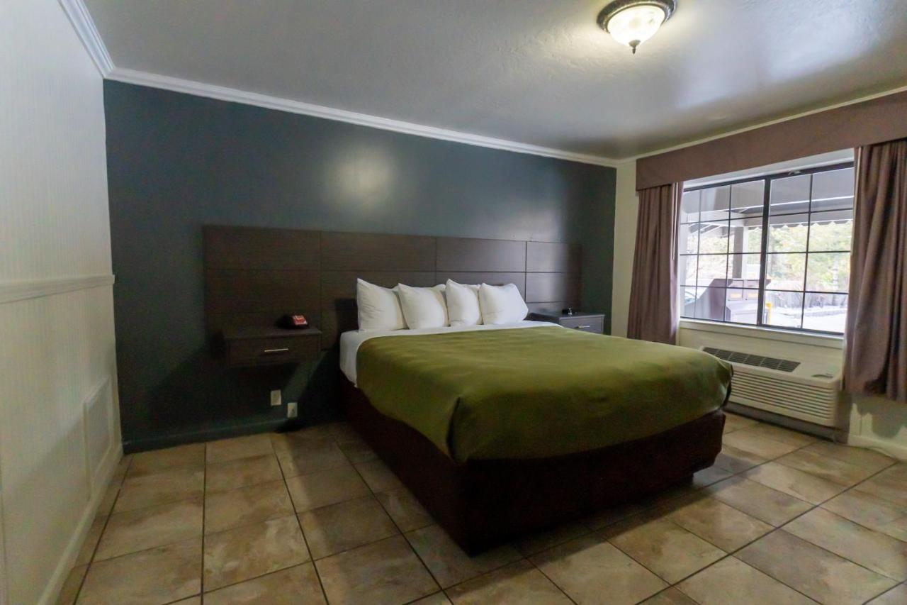King Suite - Non-Smoking at Econo Lodge Inn & Suites Heavenly Village Area