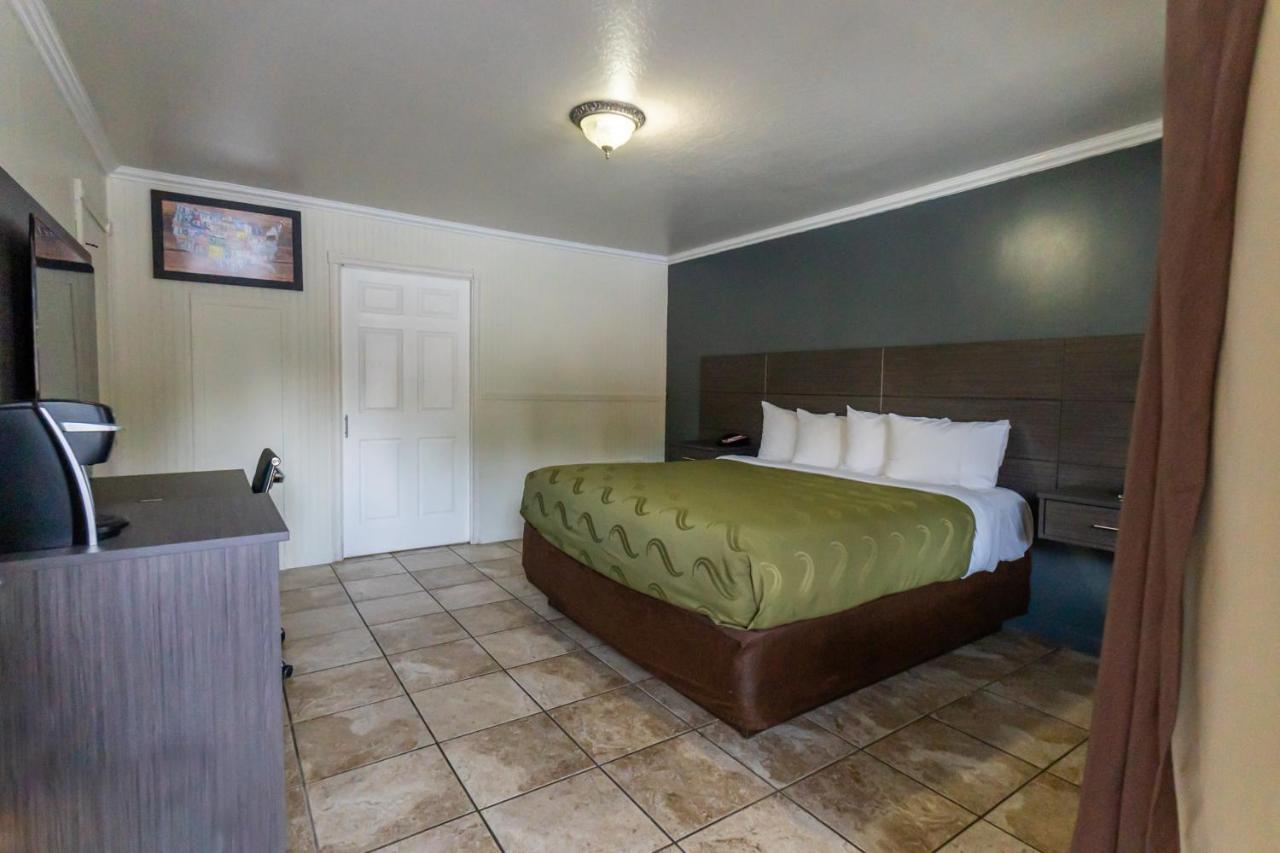 King Suite - Non-Smoking at Econo Lodge Inn & Suites Heavenly Village Area