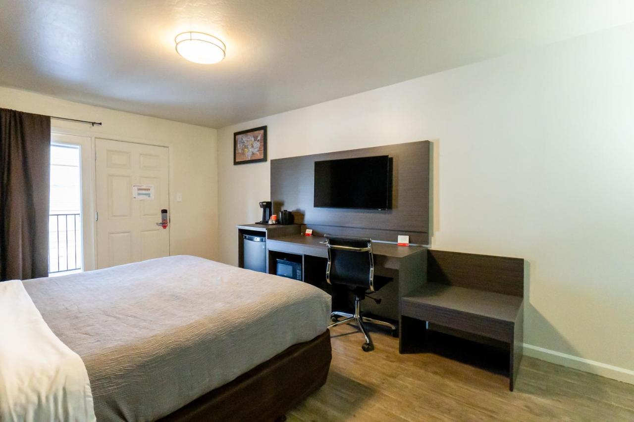 Efficiency King Suite - Non-Smoking at Econo Lodge Inn & Suites Heavenly Village Area