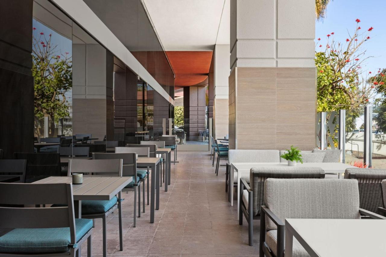 Guest Room with Two Double Beds and City View - Concierge Level at Marriott Marina del Rey