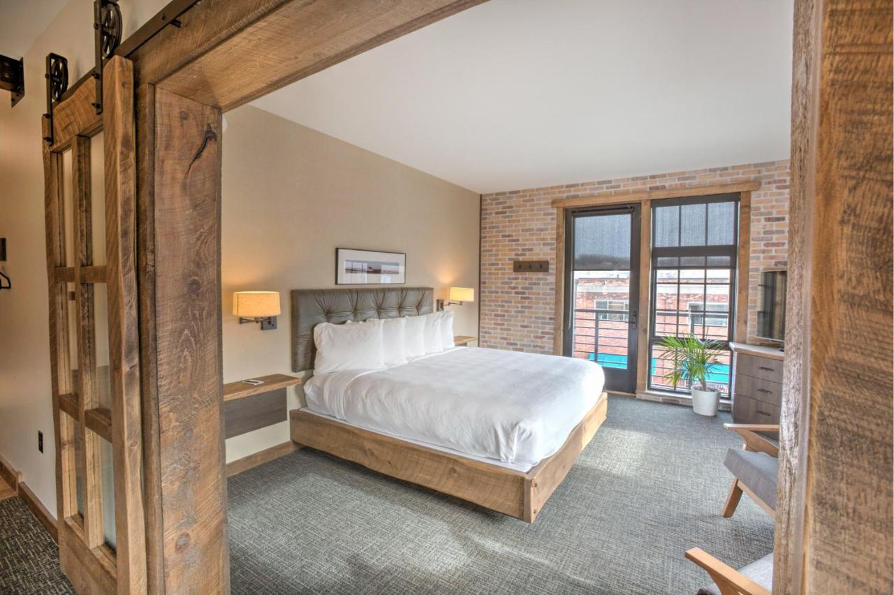 Junior Suite with Balcony at Hotel Crosby