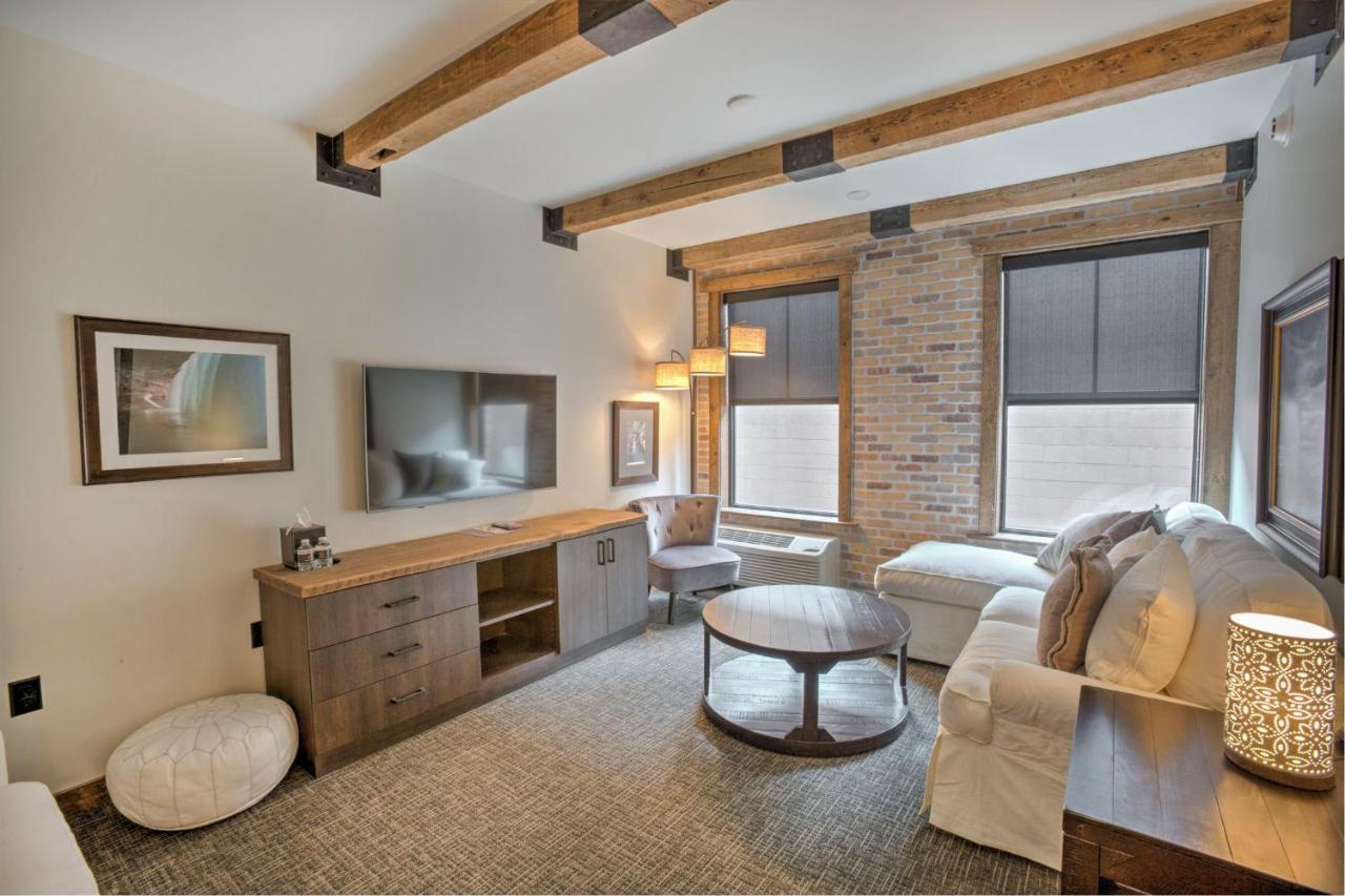 Deluxe Suite at Hotel Crosby