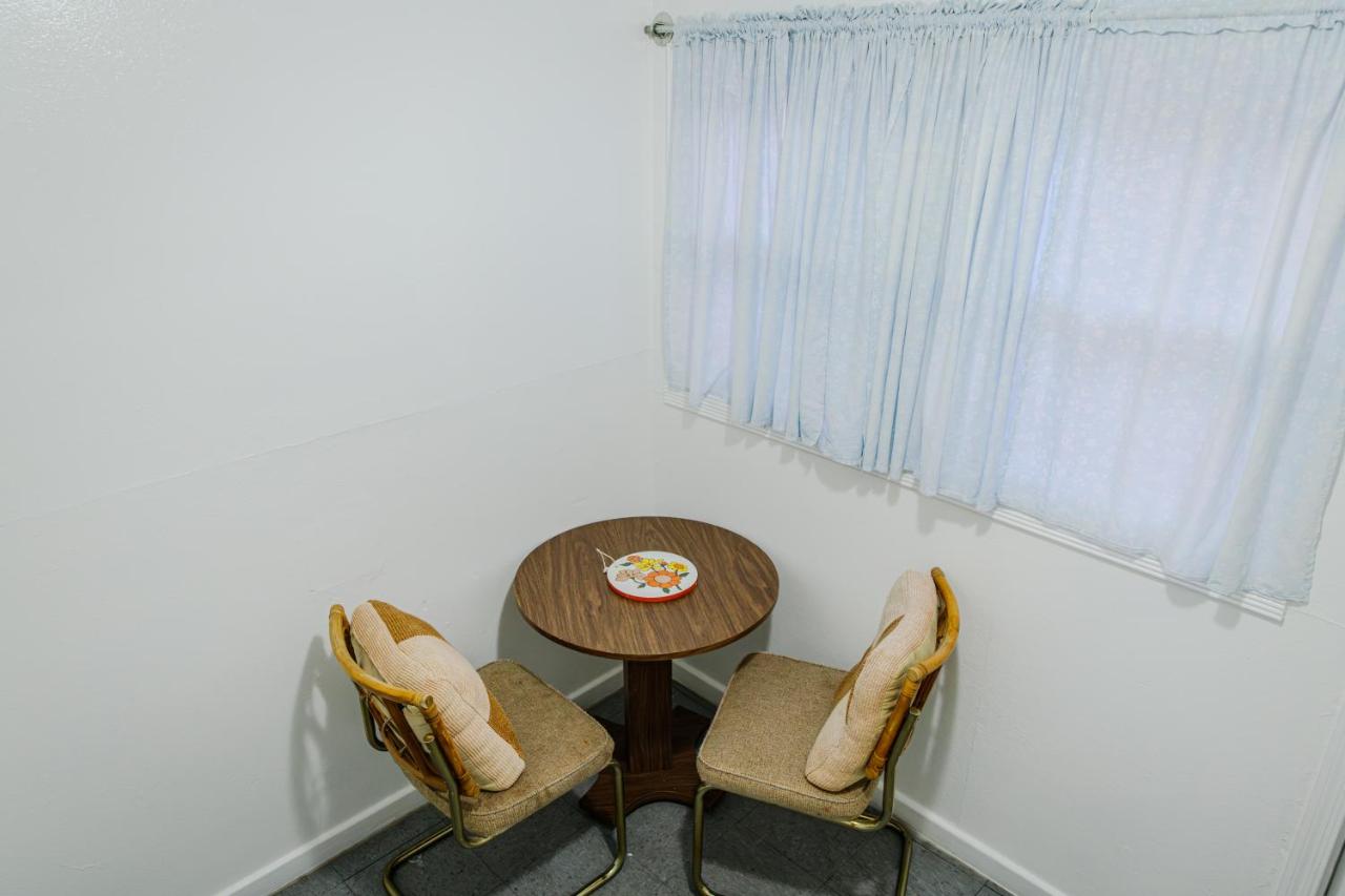 | Aloha Hotel Palm Springs
