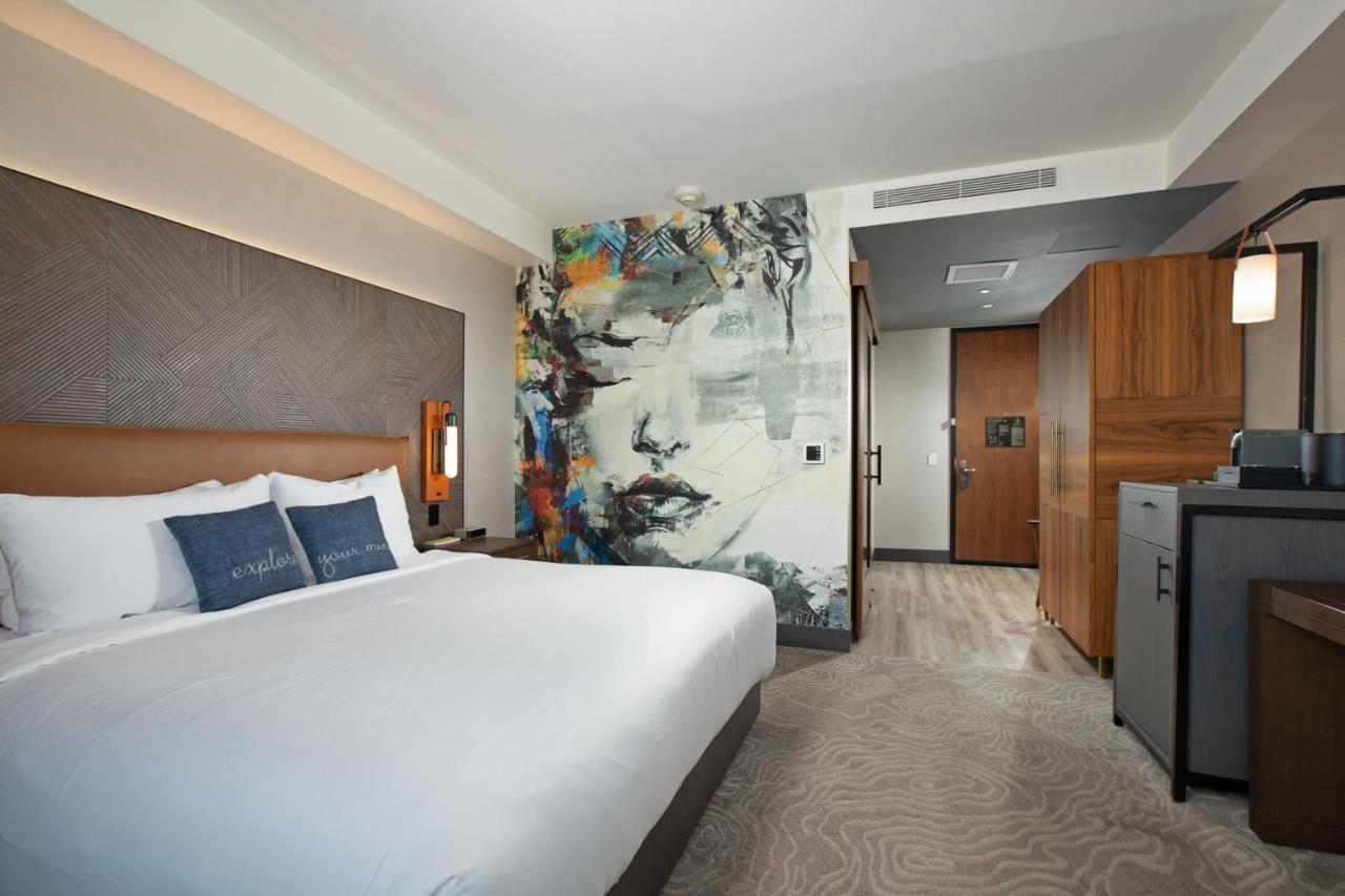 Deluxe King Guest Room at The Glenmark, Glendale, a Tribute Portfolio Hotel