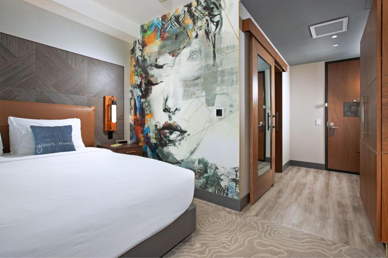 Deluxe King Guest Room at The Glenmark, Glendale, a Tribute Portfolio Hotel