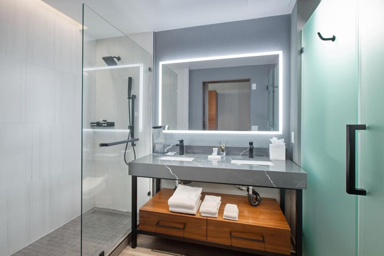 Deluxe Guest room, 1 King at The Glenmark, Glendale, a Tribute Portfolio Hotel