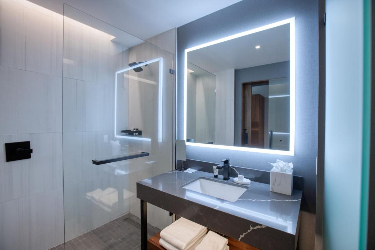 Deluxe King Guest Room at The Glenmark, Glendale, a Tribute Portfolio Hotel