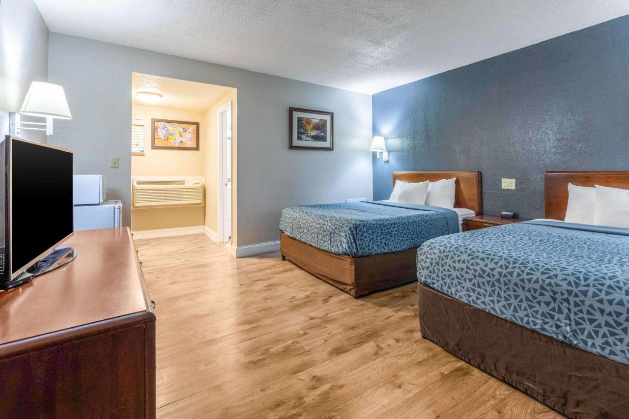 Queen Room with Two Queen Beds with River View- Non-Smoking at Econo Lodge Inn & Suites On The River