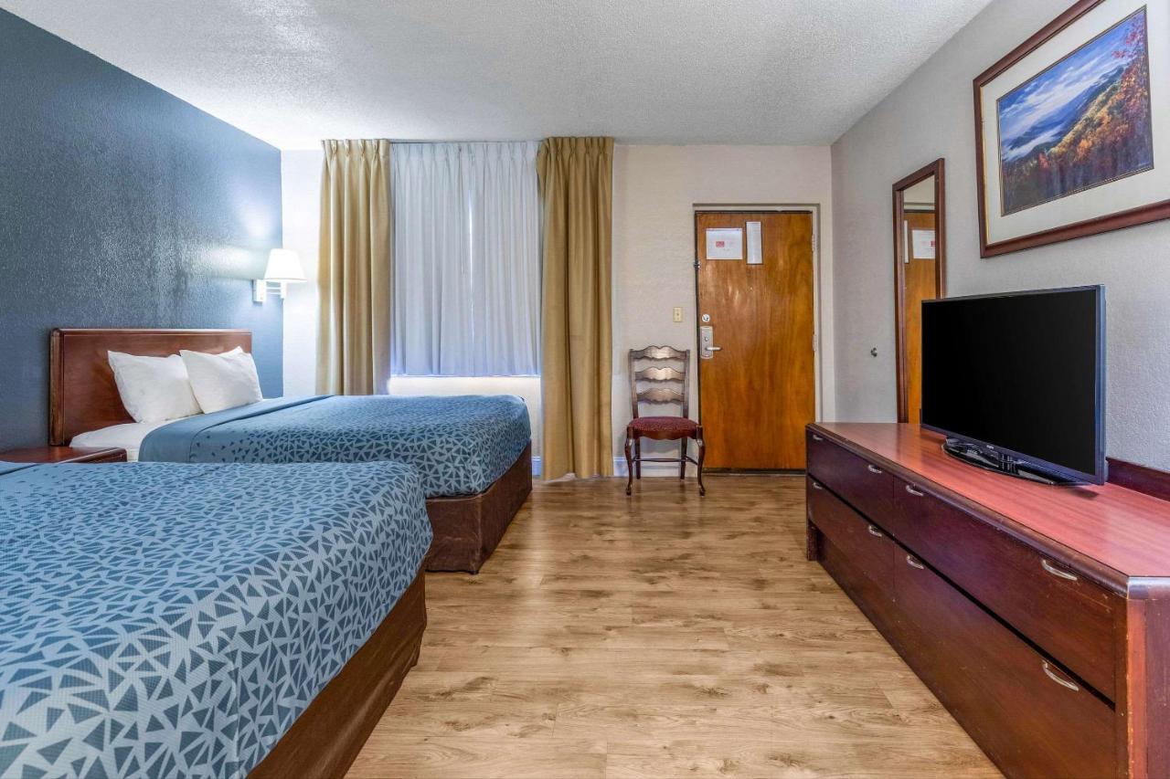 Queen Room with Two Queen Beds with River View- Non-Smoking at Econo Lodge Inn & Suites On The River