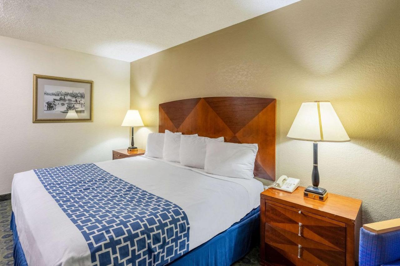 | Econo Lodge Inn & Suites