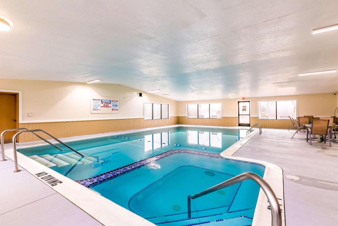 | Econo Lodge Inn & Suites