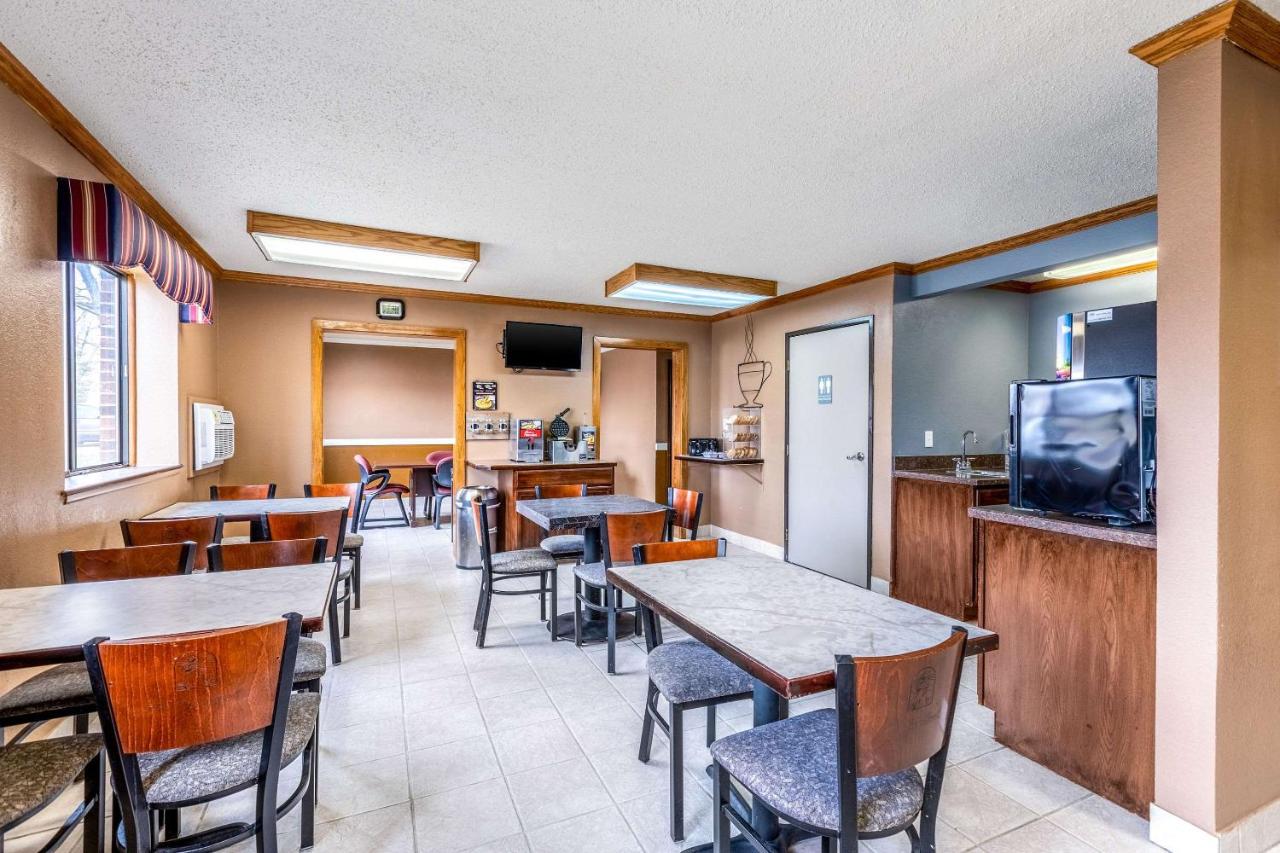 | Econo Lodge Inn & Suites