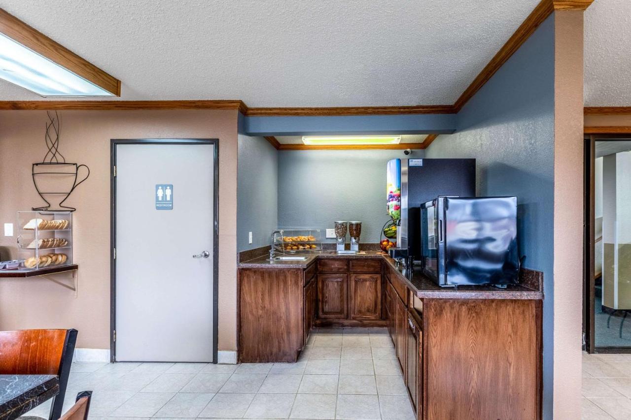 | Econo Lodge Inn & Suites