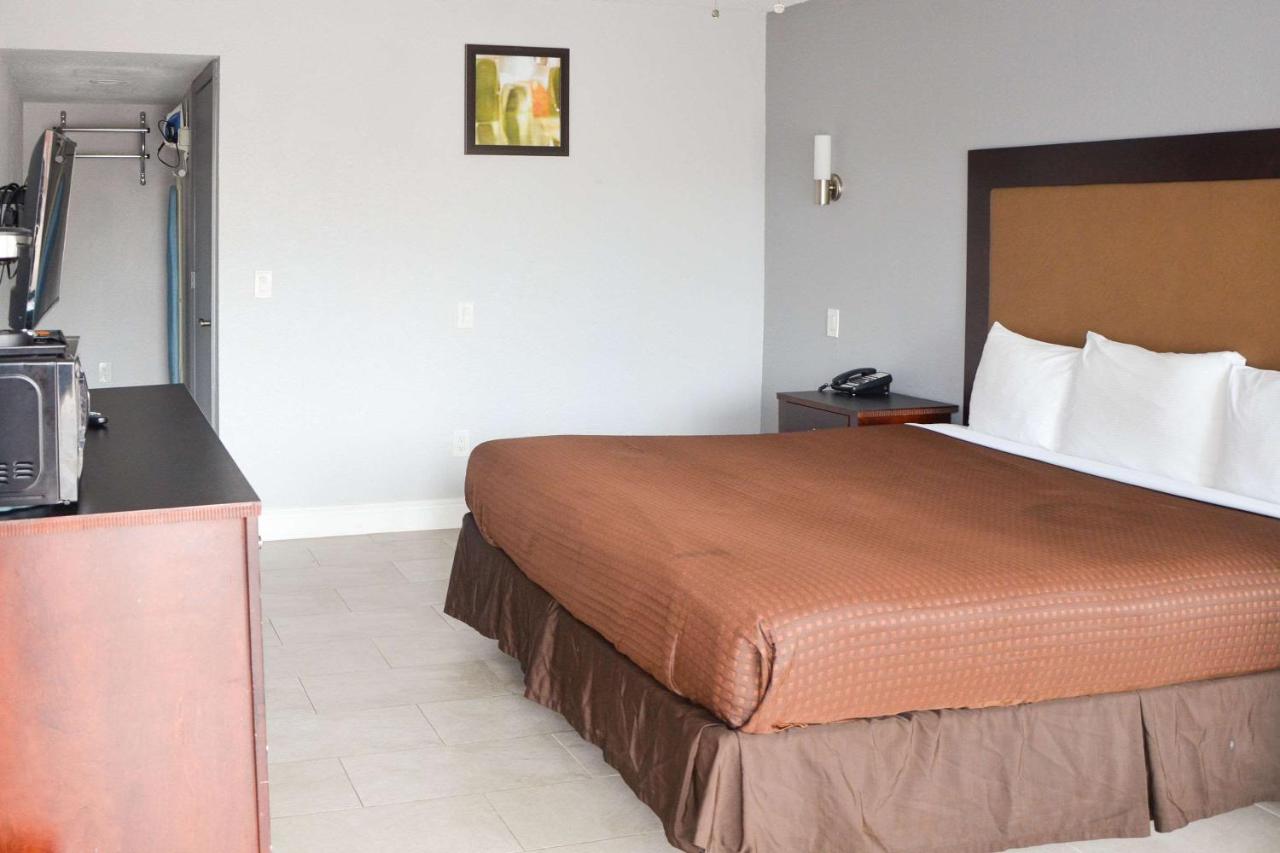 King Room - Non-Smoking at Rodeway Inn Sun City Center