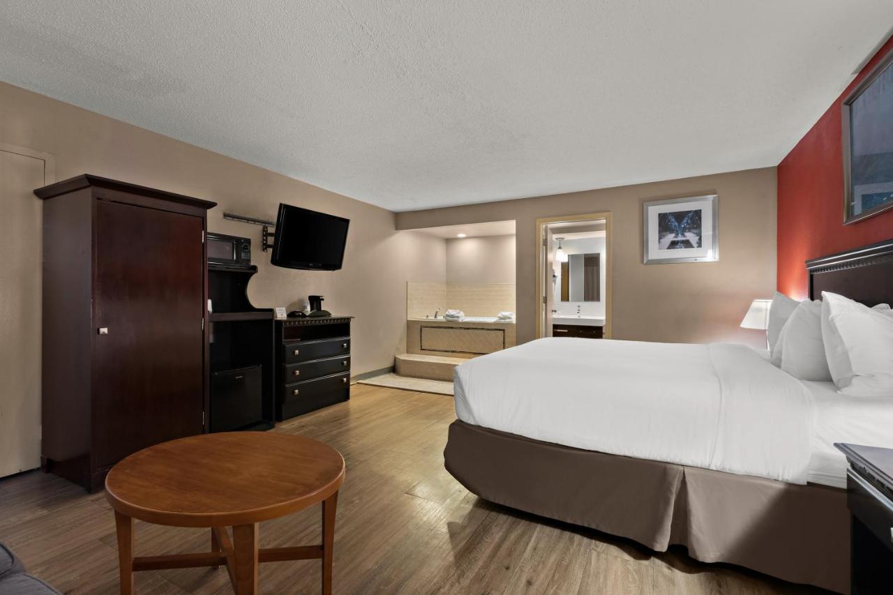 King Room In-Room with Whrilpool - Non Smoking at Quality Inn Wayne - Fairfield Area