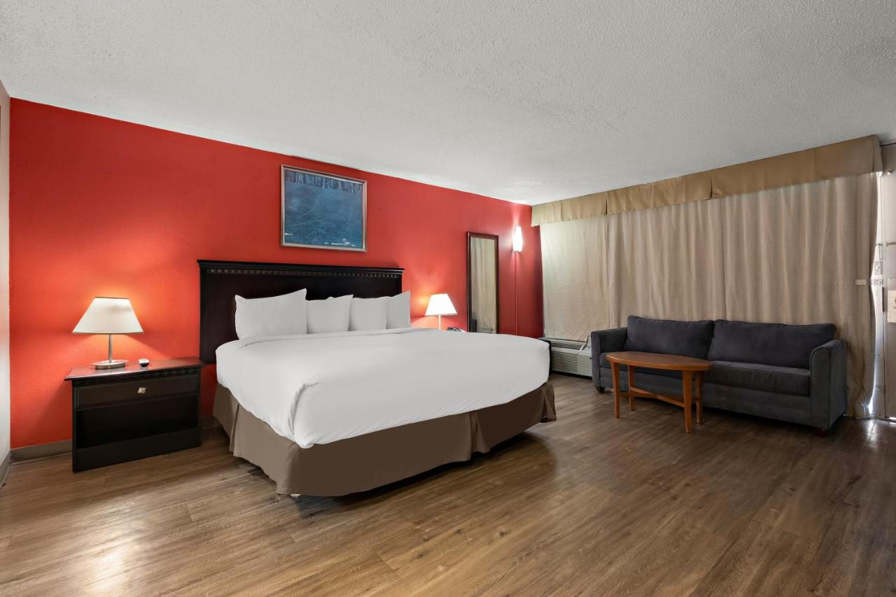 King Room In-Room with Whrilpool - Non Smoking at Quality Inn Wayne - Fairfield Area