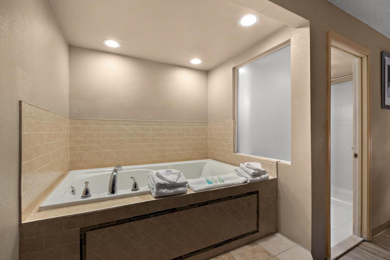 King Room In-Room with Whrilpool - Non Smoking at Quality Inn Wayne - Fairfield Area