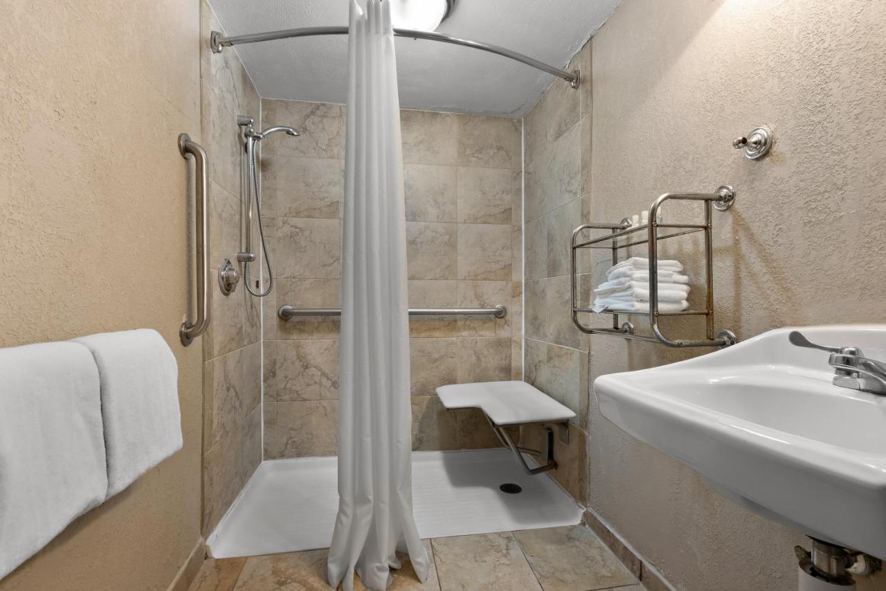 Queen Room - Accessible/Non Smoking at Quality Inn Wayne - Fairfield Area