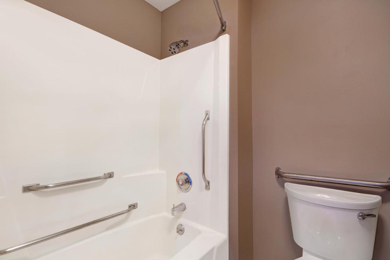 Double Room - Disability Access - Non-Smoking at Baymont by Wyndham Detroit Airport/Romulus