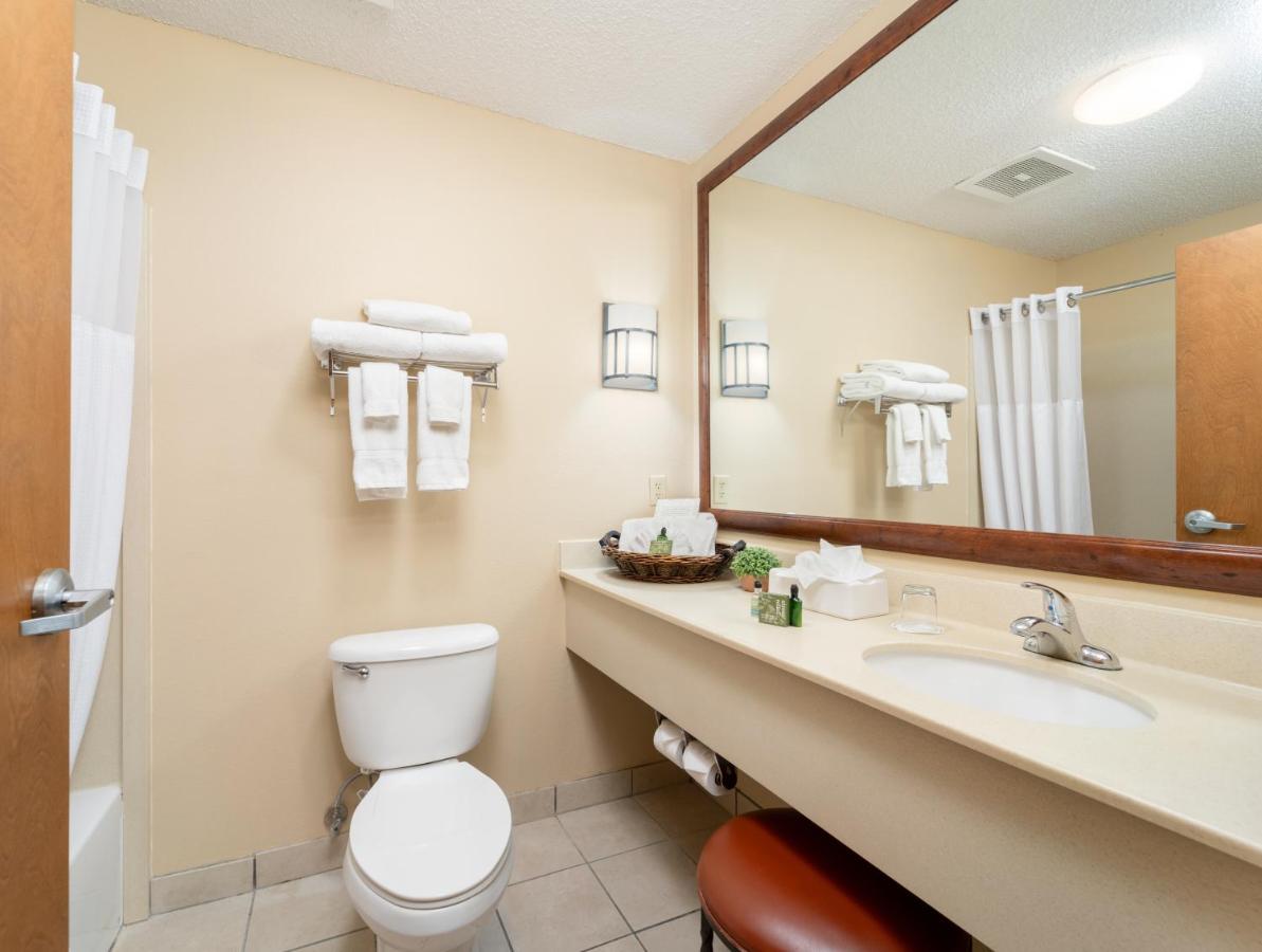 Queen Room with Two Queen Beds - Disability Access at MCM Elegante Lodge & Suites Ruidoso