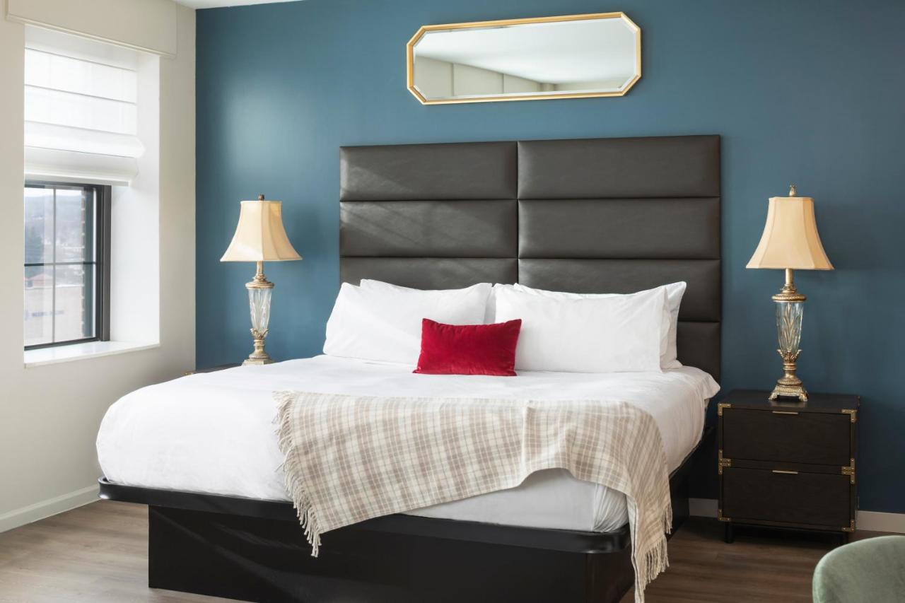 King Suite at Landmark Inn