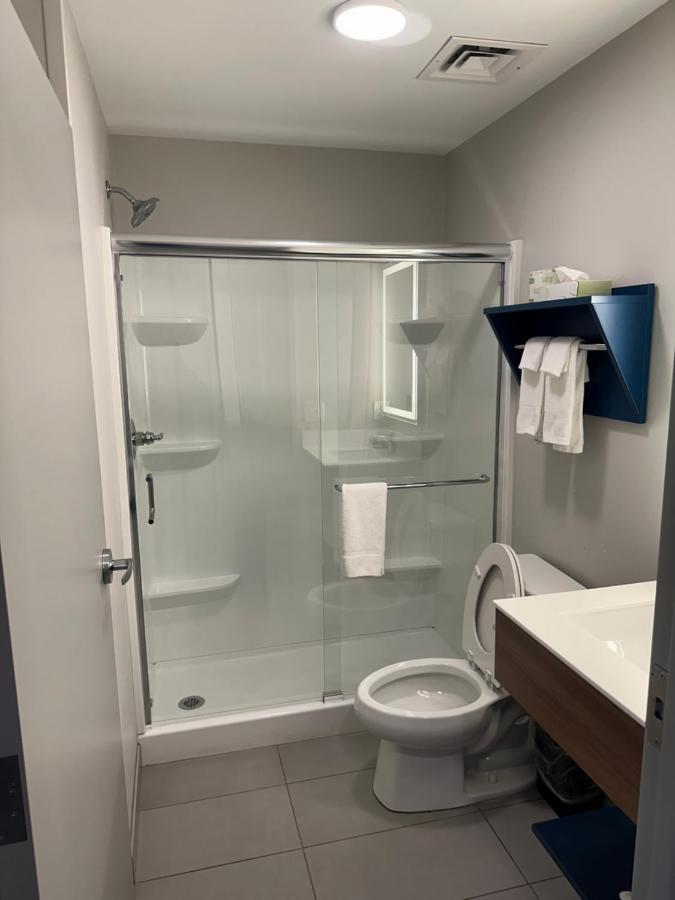King Room - Non-Smoking at Microtel Inn & Suites by Wyndham Hot Springs