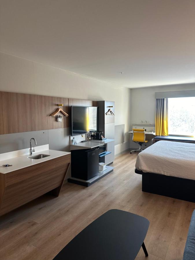 King Suite - Non-Smoking at Microtel Inn & Suites by Wyndham Hot Springs