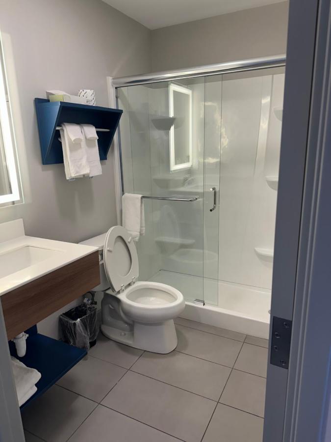 King Suite - Non-Smoking at Microtel Inn & Suites by Wyndham Hot Springs