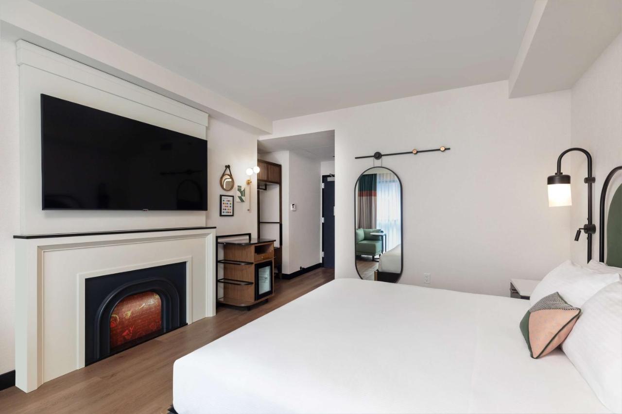 Deluxe King Room at Pennyweight Hotel Boston, Curio Collection by Hilton