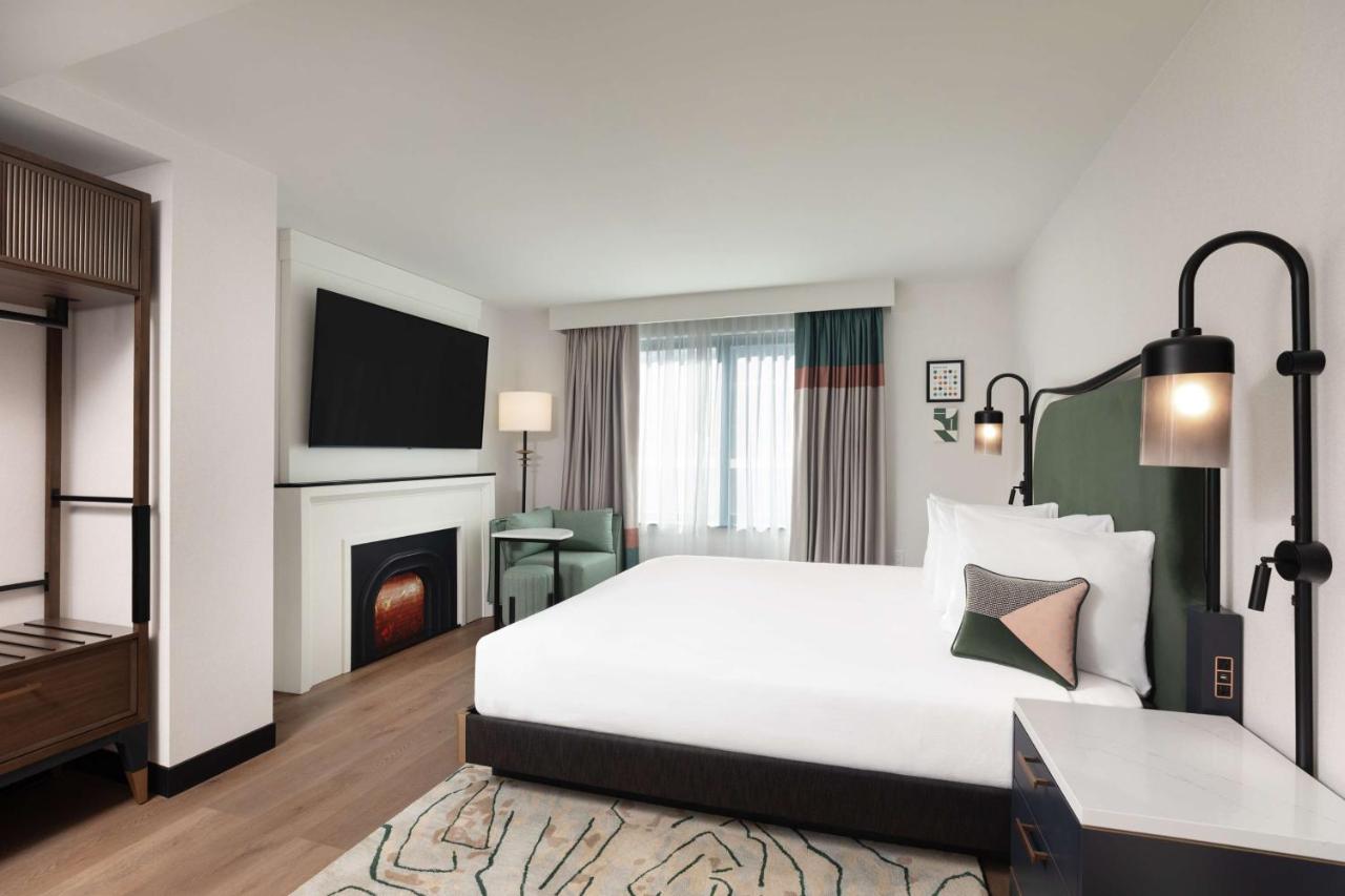 Deluxe King Room at Pennyweight Hotel Boston, Curio Collection by Hilton