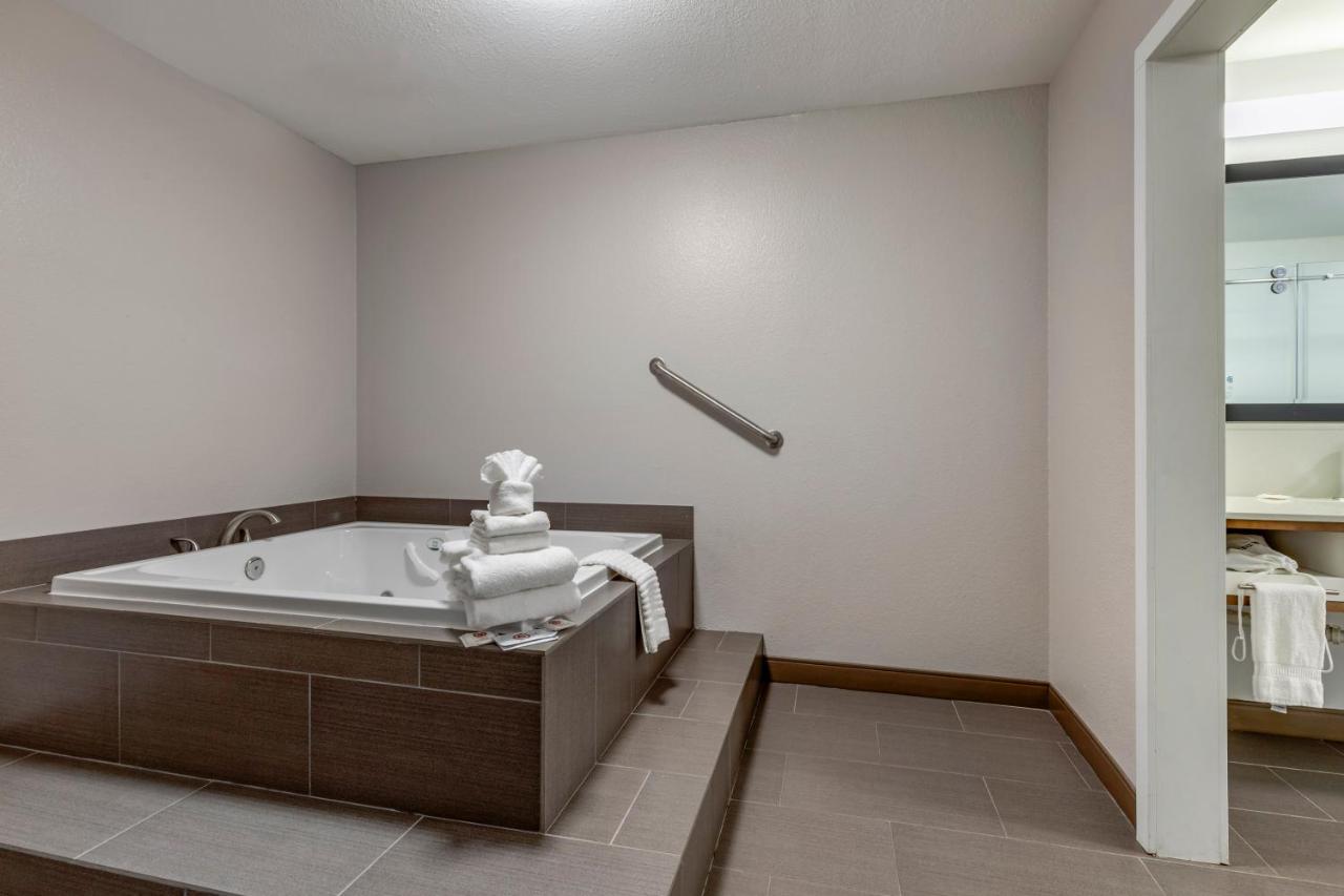 King Suite with Whirlpool - Non smoking at Comfort Inn - Weatherford