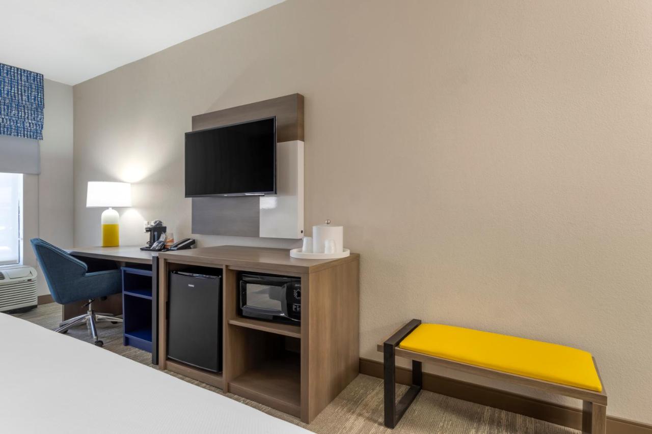 King Room with Tub - Disability Access/Non Smoking/Interior Corridor at Comfort Inn - Weatherford