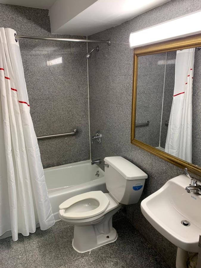 | Days Inn by Wyndham Long Island/Copiague