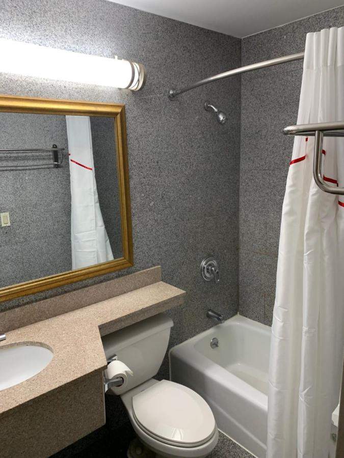 | Days Inn by Wyndham Long Island/Copiague