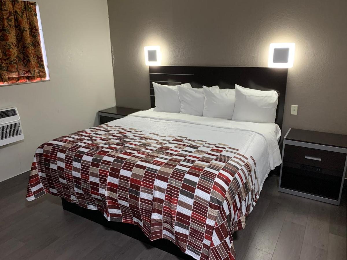 | Days Inn by Wyndham Long Island/Copiague