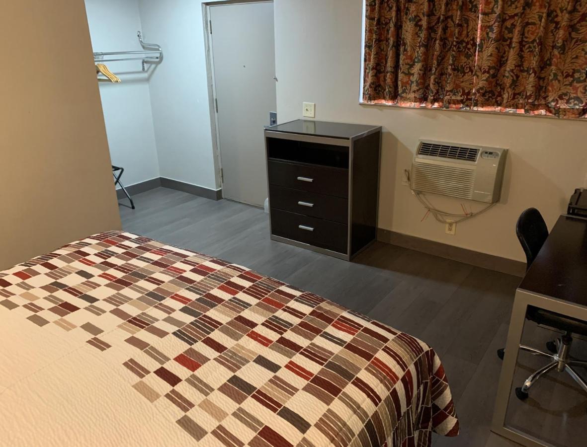 | Days Inn by Wyndham Long Island/Copiague