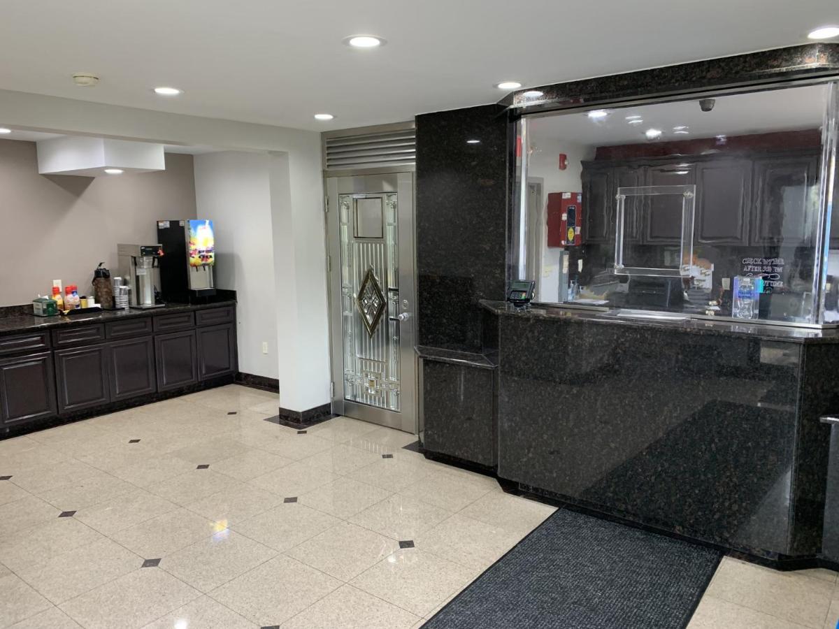 | Days Inn by Wyndham Long Island/Copiague