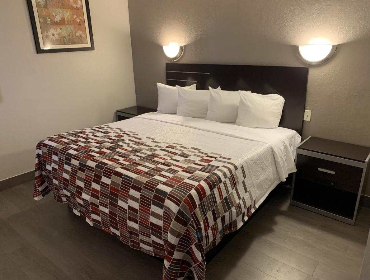 | Days Inn by Wyndham Long Island/Copiague