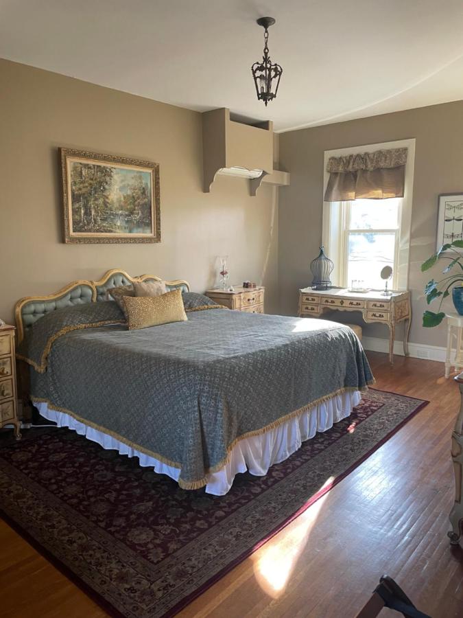 | The Hollinger House