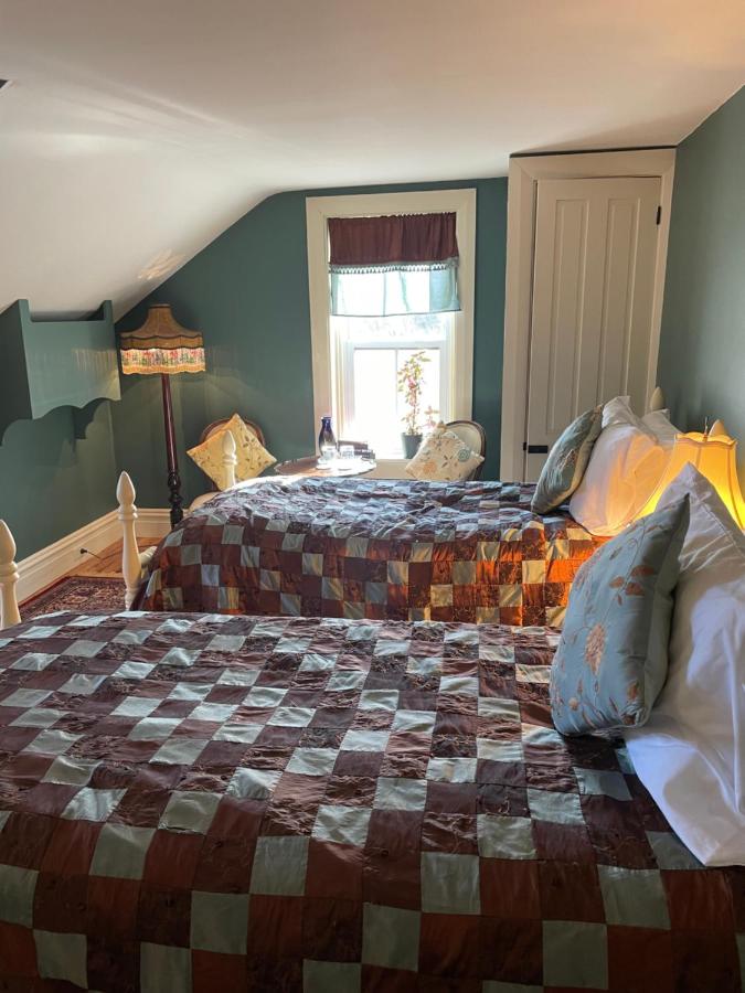 | The Hollinger House
