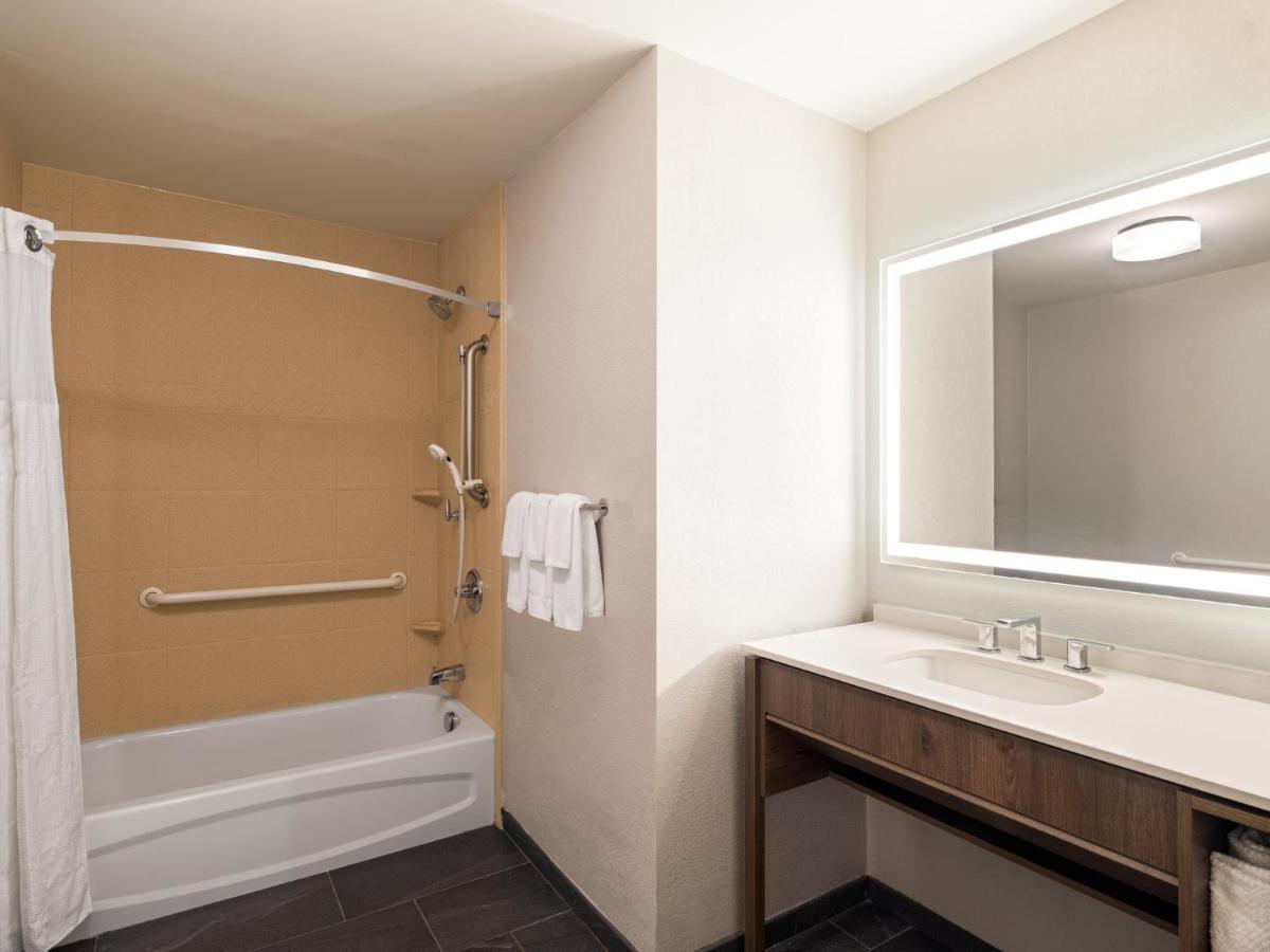 Queen Room with Roll-In Shower - Disability Access at Staybridge Suites Rochester University by IHG