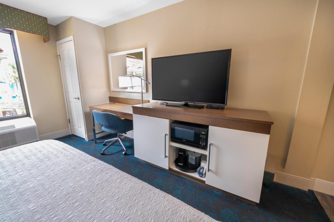 King Room - Non-Smoking at Hampton Inn St. Augustine US1 North