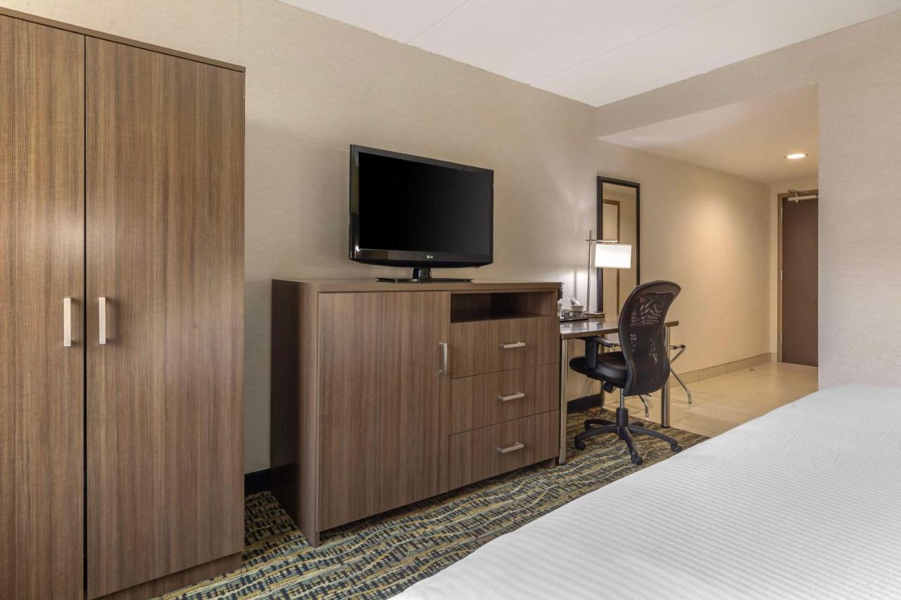 King Room - Disability Access With Roll In Shower - Non-Smoking at Best Western Plus New Englander