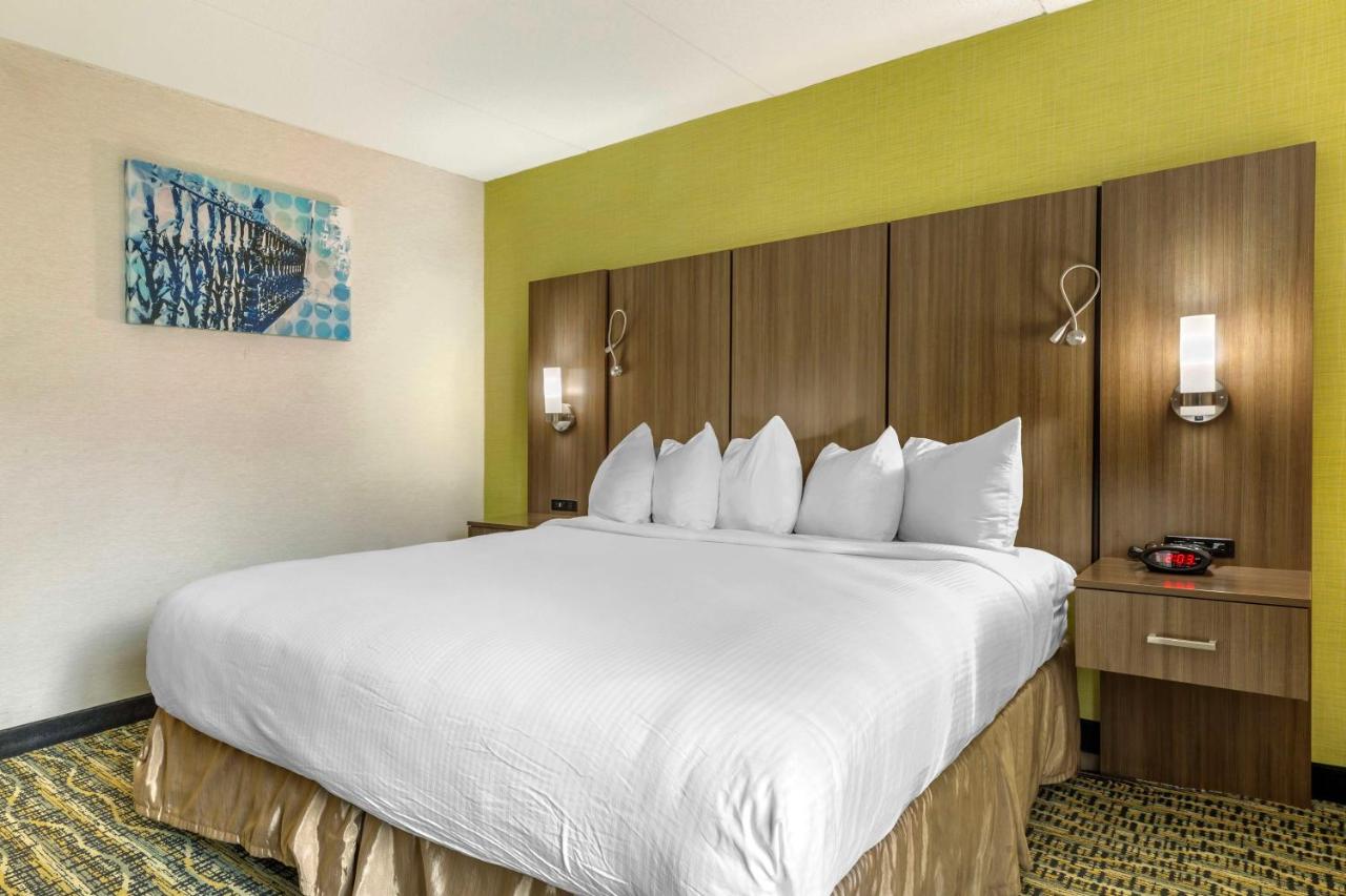King Room - Disability Access With Roll In Shower - Non-Smoking at Best Western Plus New Englander