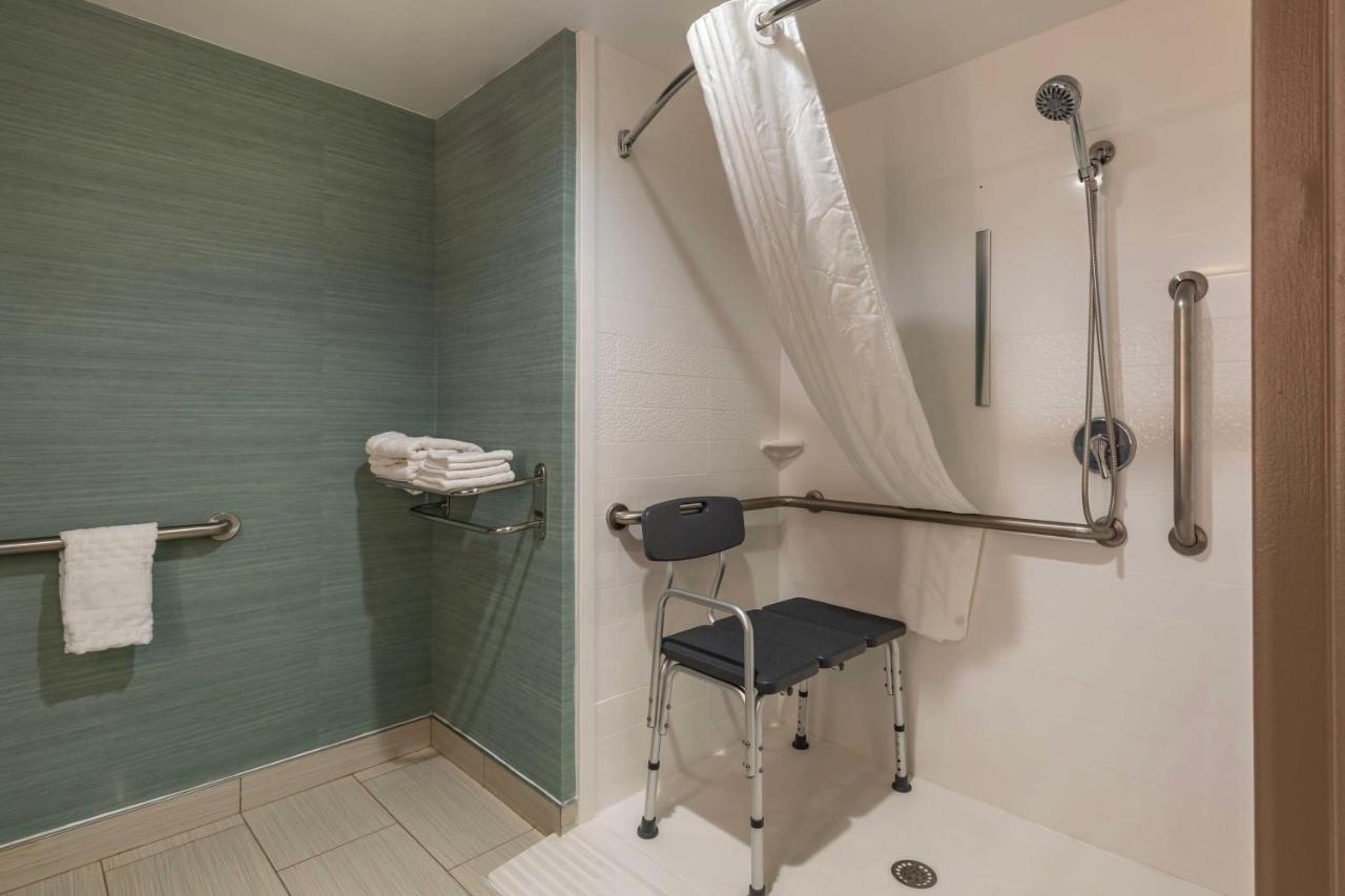 King Room - Disability Access With Roll In Shower - Non-Smoking at Best Western Plus New Englander