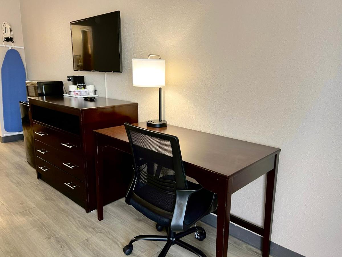 1 Queen Bed, Mobility Accessible Room, Pet-Friendly, Non-Smoking at Days Inn by Wyndham Melbourne