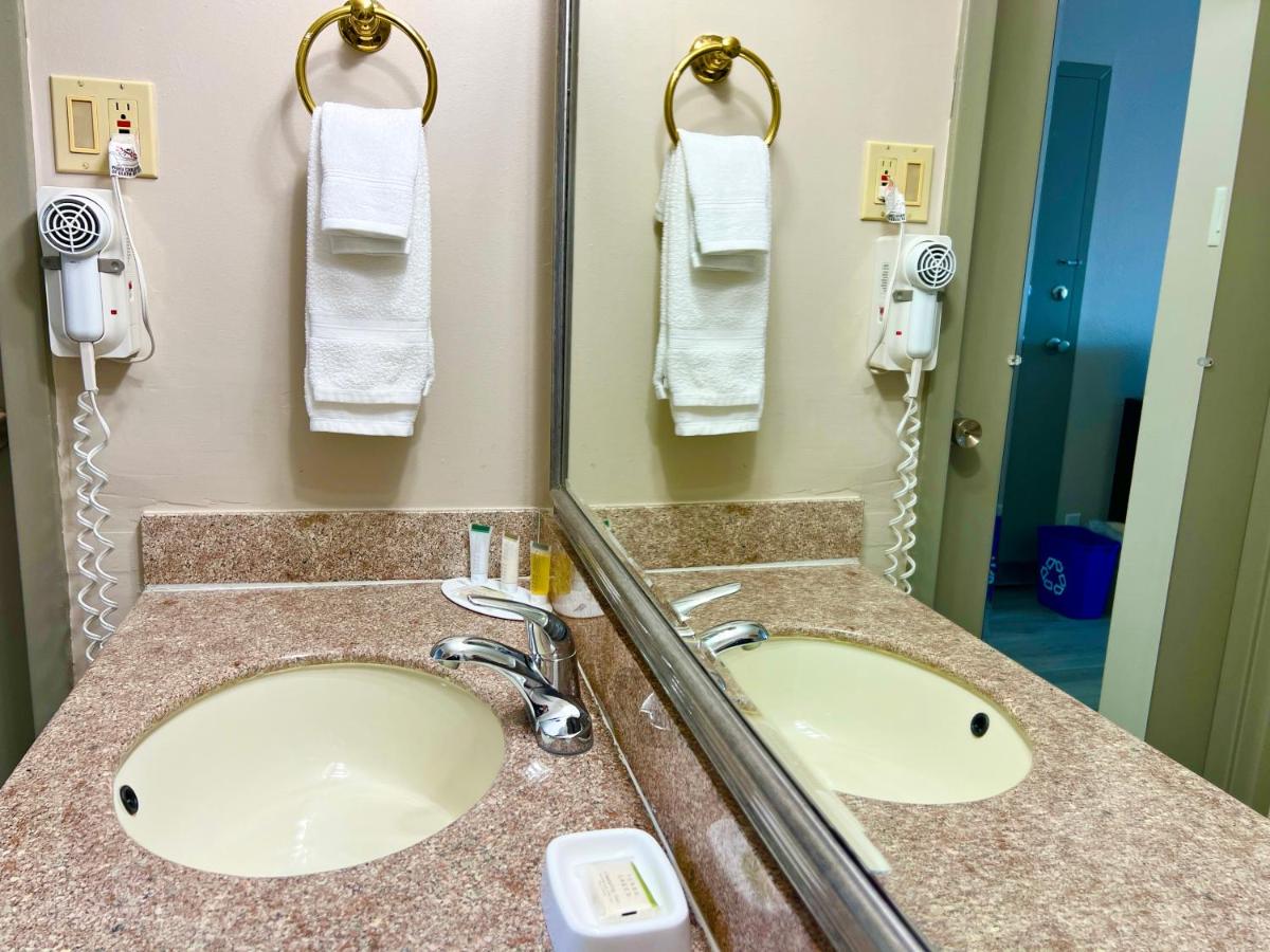 1 Queen Bed, Mobility Accessible Room, Pet-Friendly, Non-Smoking at Days Inn by Wyndham Melbourne